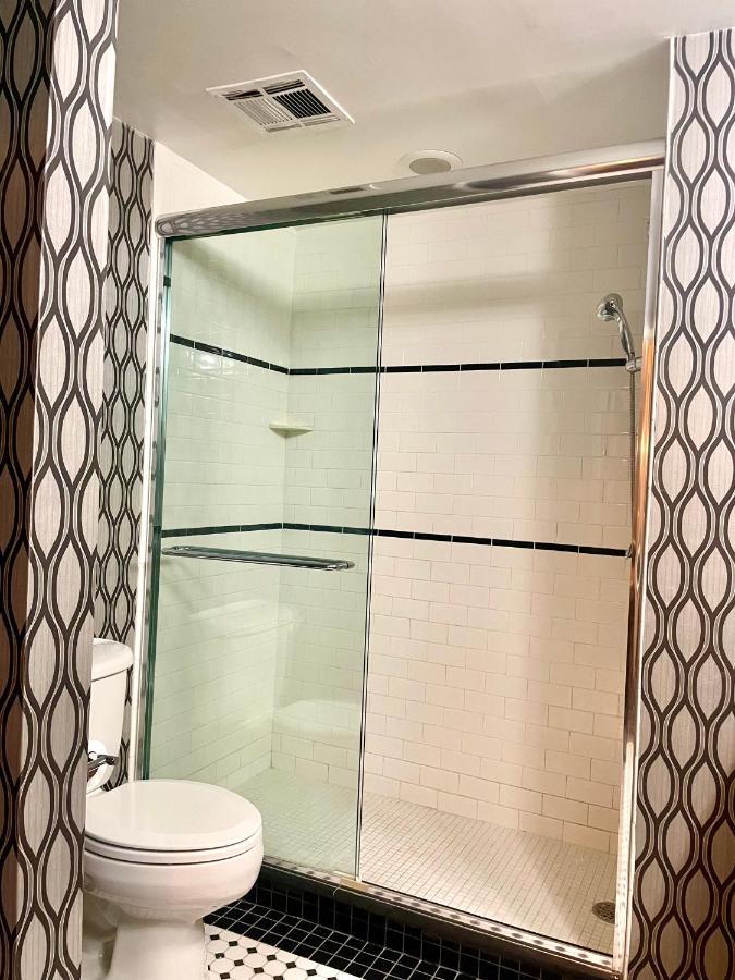 Park Manor Hotel คลิฟตันพาร์ค ภายนอก รูปภาพ A shower door