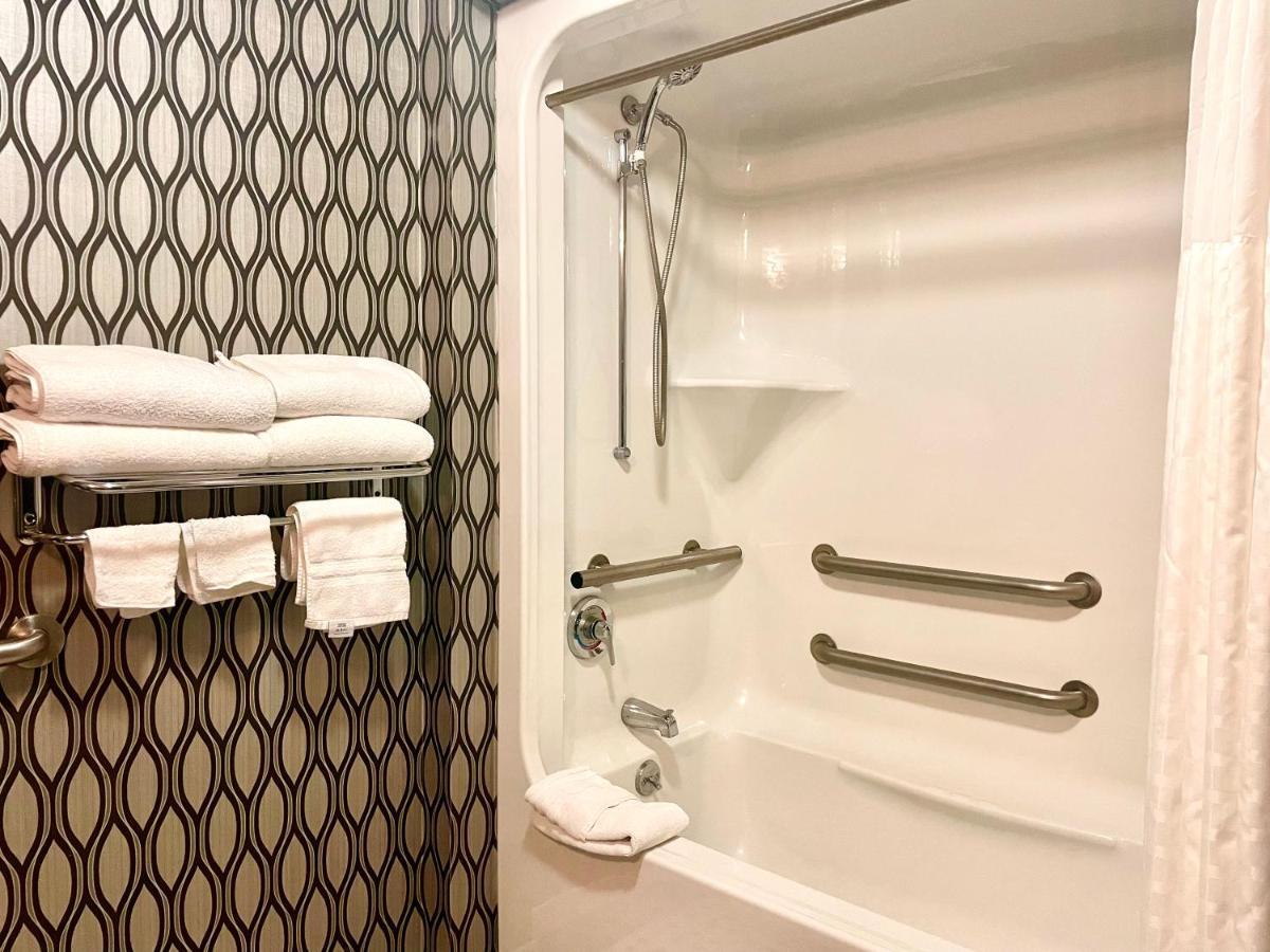 Park Manor Hotel คลิฟตันพาร์ค ภายนอก รูปภาพ A shower with grab bars