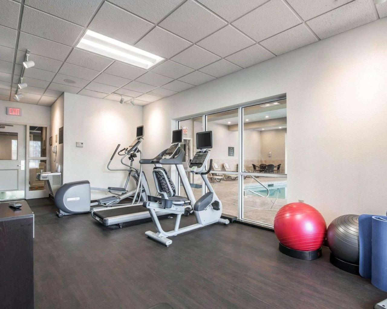 Park Manor Hotel คลิฟตันพาร์ค ภายนอก รูปภาพ The fitness center at the 100 North Main Street location