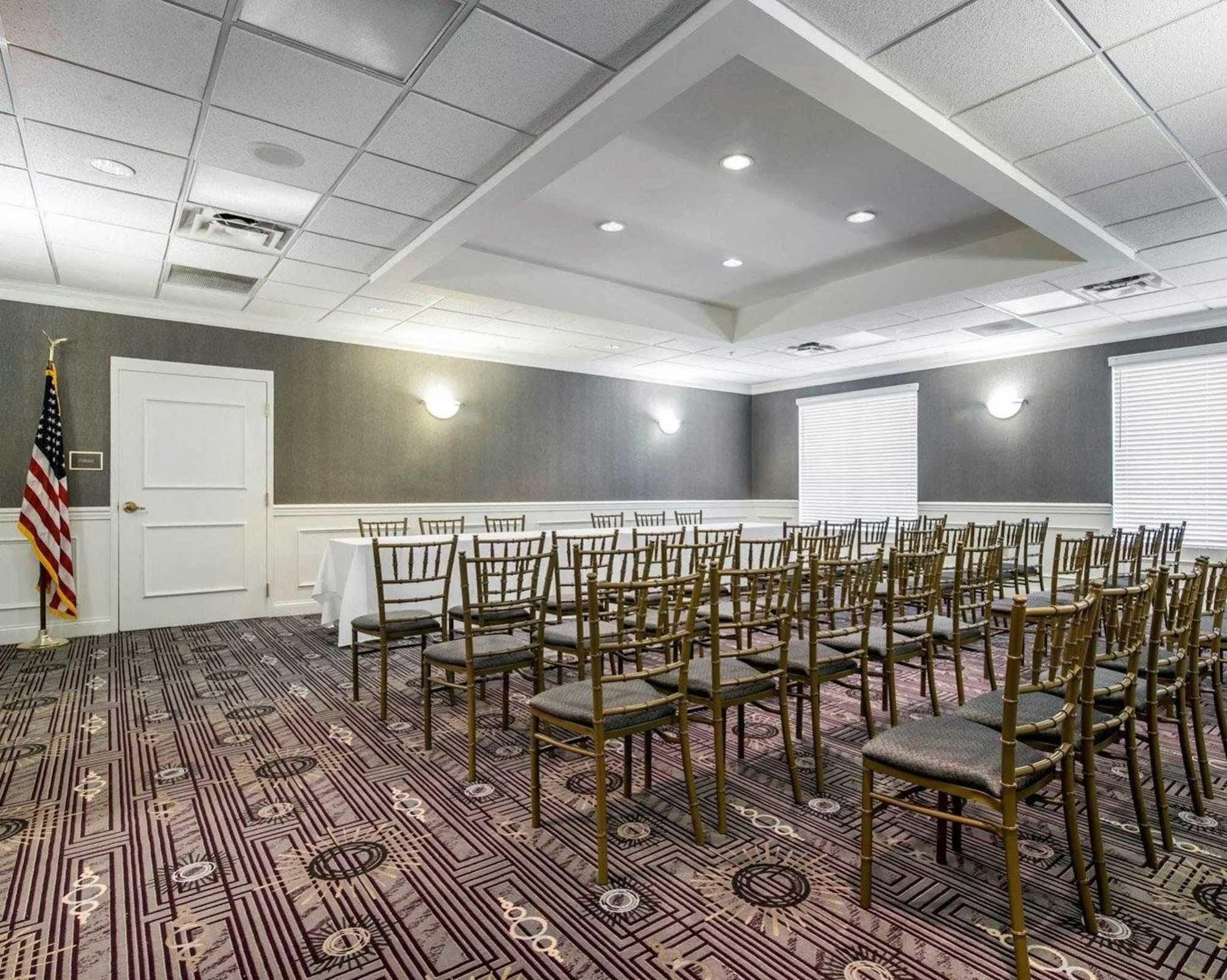Park Manor Hotel คลิฟตันพาร์ค ภายนอก รูปภาพ The ballroom at the 2016 Republican National Convention