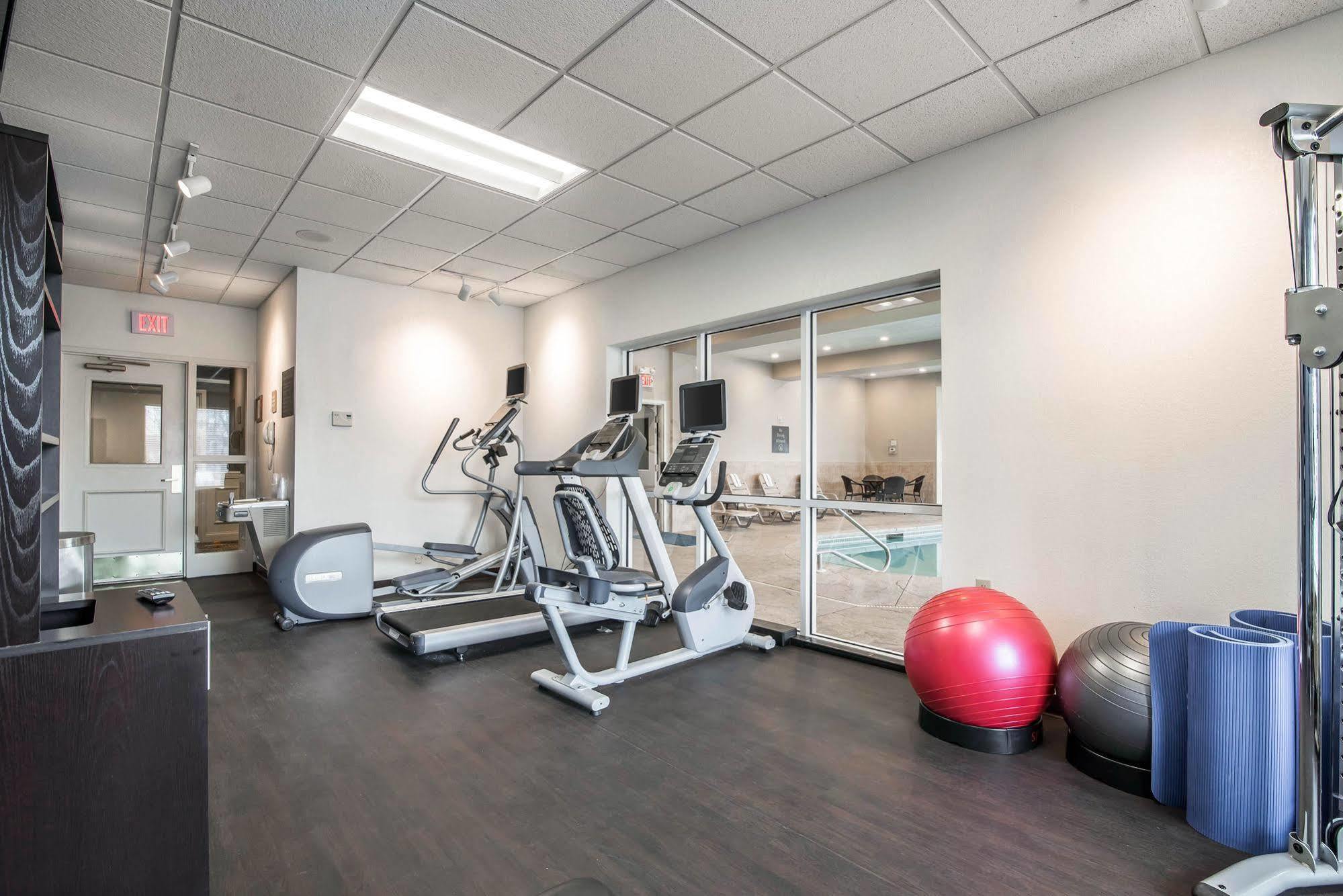 Park Manor Hotel คลิฟตันพาร์ค ภายนอก รูปภาพ The fitness center at the 100 North Main Street location