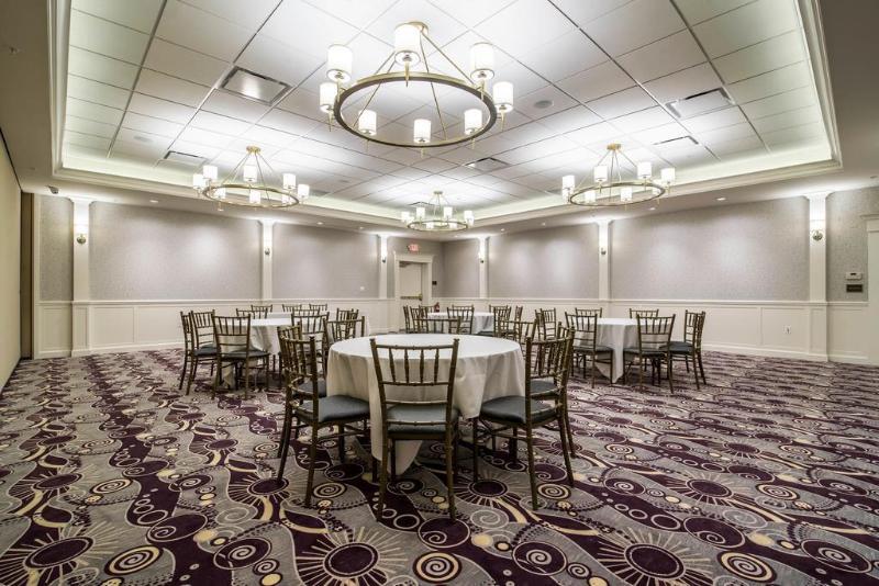 Park Manor Hotel คลิฟตันพาร์ค ภายนอก รูปภาพ The ballroom at the 2010 Convention Center